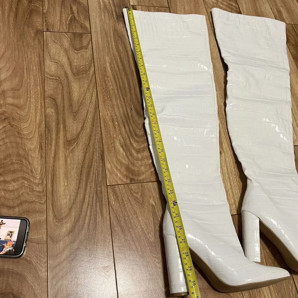 Pretty Little Things Tall Boots Size 7 White Crocodile Block Heel 70s Retro Y2K
